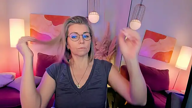 Annie Light online show from 02.10.26