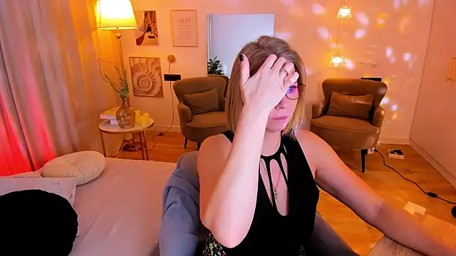 Annie Light online show from 03.03.26