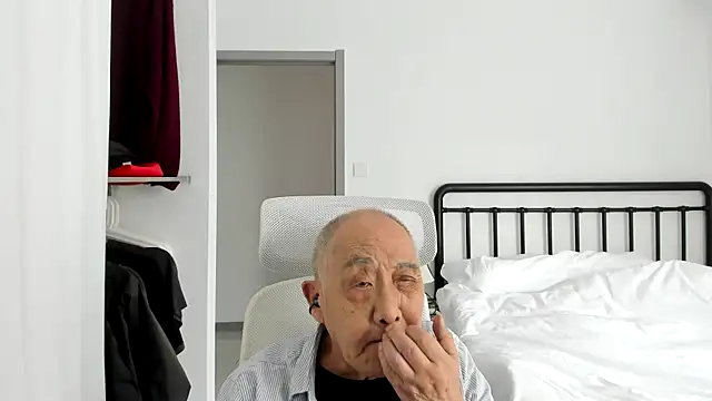 Snapshot of daver-man chatting on 10.23.25 daver-man online show from 10.23.25