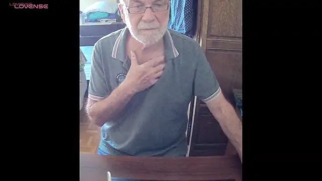 Snapshot of terrybare chatting on 04.28.26 terrybare online show from 04.28.26