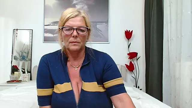 Snapshot of YulliaMilf chatting on 09.17.25 YulliaMilf online show from 09.17.25