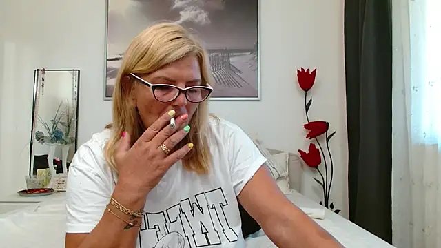 Snapshot of YulliaMilf chatting on 09.19.25 YulliaMilf online show from 09.19.25