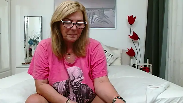 Snapshot of YulliaMilf chatting on 10.23.25 YulliaMilf online show from 10.23.25