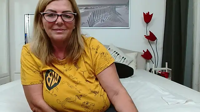 Snapshot of YulliaMilf chatting on 10.25.25 YulliaMilf online show from 10.25.25