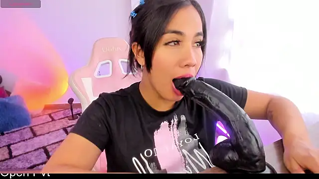 Snapshot of KAROLIVONNE chatting on 12.04.24 KAROLIVONNE online show from 12.04.24