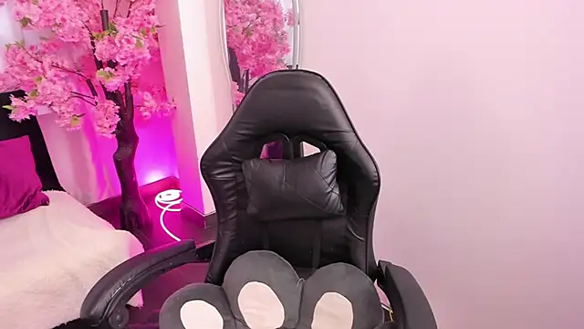 KAROLIVONNE online show from 04.23.26