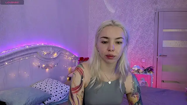 LillyMoure  online show from 09.25.25