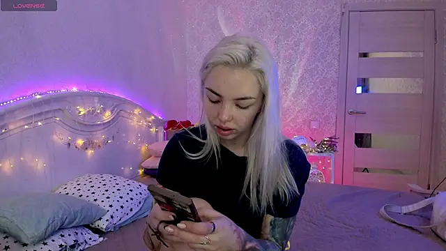 LillyMoure  online show from 09.26.25