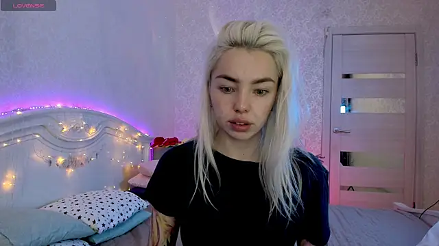 LillyMoure  online show from 10.06.25