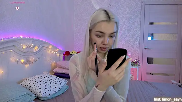 LillyMoure  online show from 10.11.25