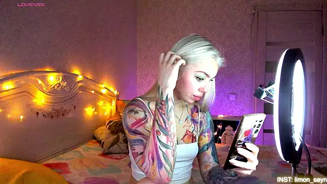 LillyMoure  online show from 03.21.26