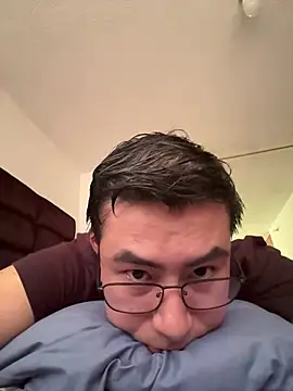 Snapshot of andrewmhilton_ chatting on 05.19.26 andrewmhilton online show from 05.19.26