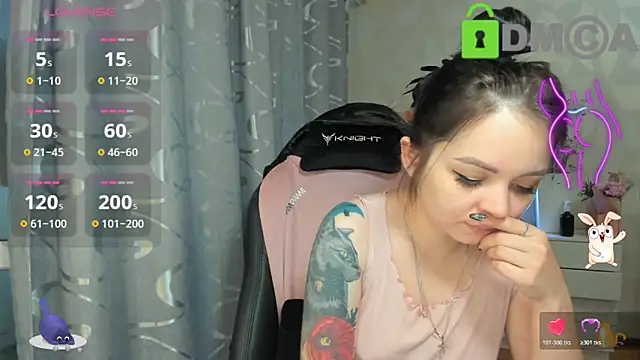 Snapshot of AnnyHoney_ chatting on 10.23.25 AnnyHoney online show from 10.23.25