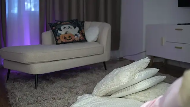 Snapshot of TiffanyMaze chatting on 10.30.25 TiffanyMaze online show from 10.30.25