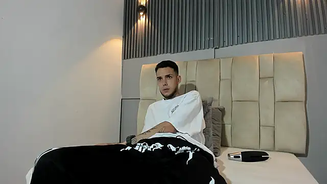 Snapshot of ricardo333 chatting on 04.15.26 ricardo333 online show from 04.15.26