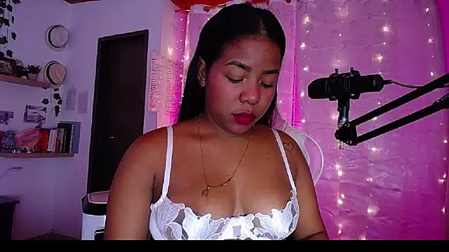 Snapshot of samanthaabloom chatting on 12.11.24 samanthaabloom online show from 12.11.24