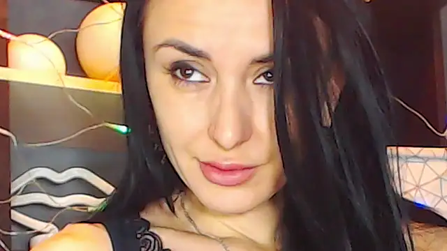 Snapshot of Siaconna chatting on 12.19.24 Siaconna online show from 12.19.24