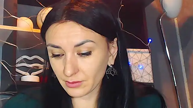 Snapshot of Siaconna chatting on 12.21.24 Siaconna online show from 12.21.24