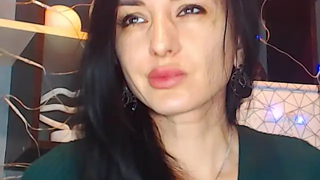 Snapshot of Siaconna chatting on 12.22.24 Siaconna online show from 12.22.24