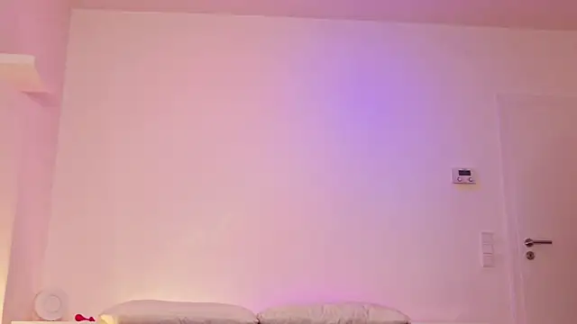 Snapshot of MonaLoreen chatting on 02.18.25 MonaLoreen online show from 02.18.25