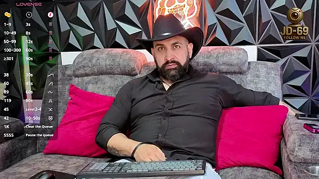 Snapshot of JD-69 chatting on 10.21.25 JD-69 online show from 10.21.25