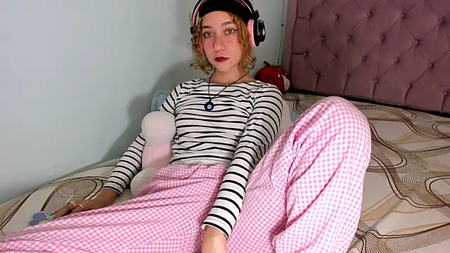 Snapshot of any_21hot chatting on 12.30.24 any 21hot online show from 12.30.24