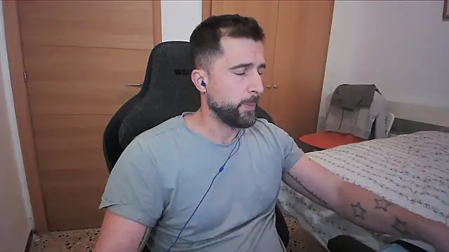 Snapshot of alex877x chatting on 10.18.25 alex877x online show from 10.18.25