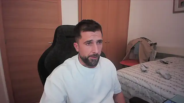 Snapshot of alex877x chatting on 10.18.25 alex877x online show from 10.18.25