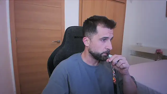 Snapshot of alex877x chatting on 10.19.25 alex877x online show from 10.19.25