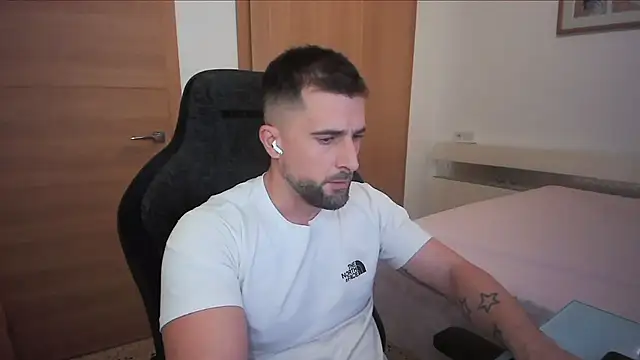 Snapshot of alex877x chatting on 10.24.25 alex877x online show from 10.24.25