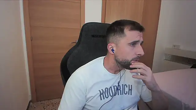 Snapshot of alex877x chatting on 10.28.25 alex877x online show from 10.28.25