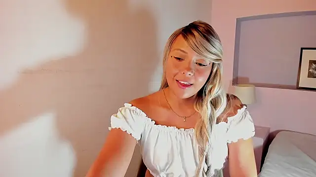 Snapshot of mollylogan1 chatting on 02.17.25 mollylogan1 online show from 02.17.25
