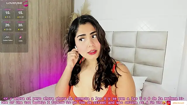 Snapshot of Goddess_mia2 chatting on 10.20.25 Goddess mia2 online show from 10.20.25