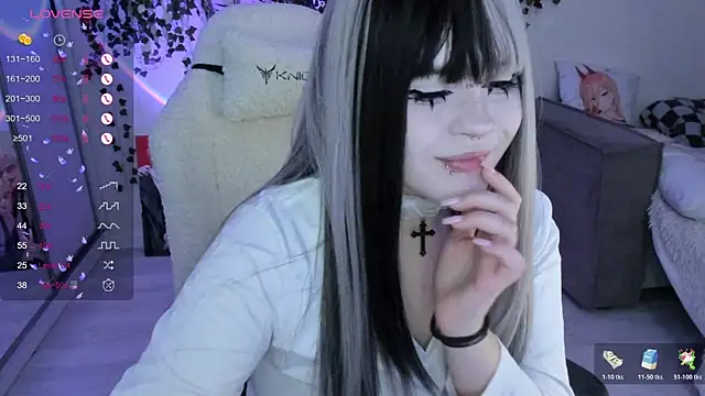 Snapshot of SelenaCute chatting on 10.28.25 SelenaCute online show from 10.28.25