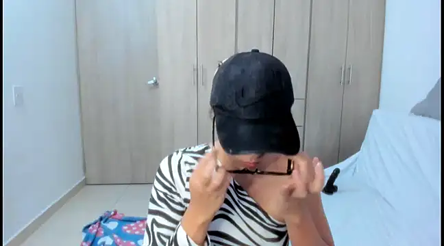 Hana Zurah online show from 02.04.25