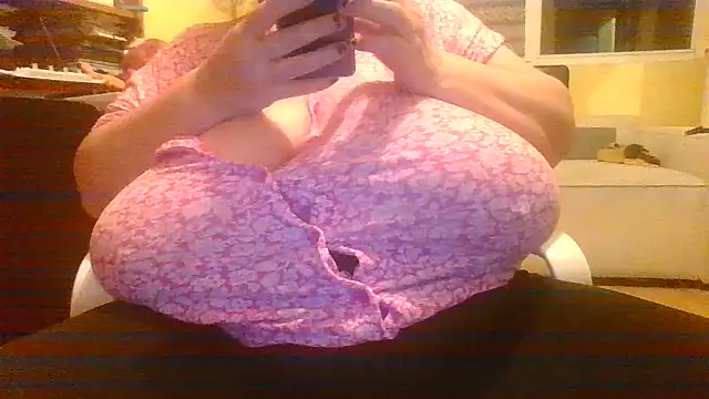 Snapshot of Nataliesbestjuggs chatting on 10.19.25 Nataliesbestjuggs online show from 10.19.25