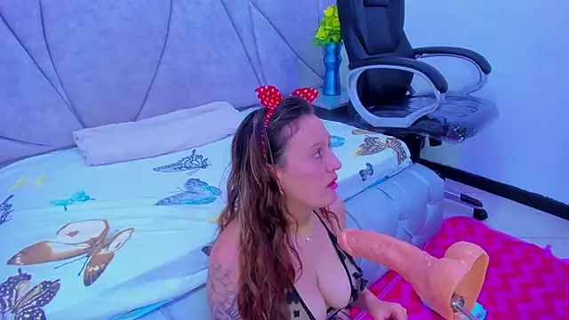 Snapshot of HornySlut69_ chatting on 10.18.25 HornySlut69 online show from 10.18.25