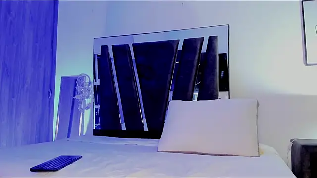 HollyEvanz online show from 09.28.25