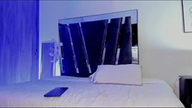 HollyEvanz online show from 10.27.25