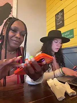 Snapshot of Bigbuttbrooklynn chatting on 10.14.25 Bigbuttbrooklynn online show from 10.14.25