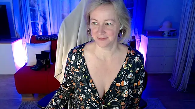 Snapshot of MarleneBloem chatting on 10.13.25 MarleneBloem online show from 10.13.25