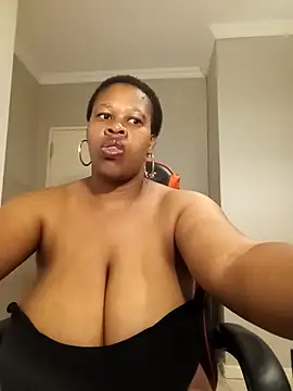 Snapshot of bustylisa1983 chatting on 02.22.26 bustylisa1983 online show from 02.22.26