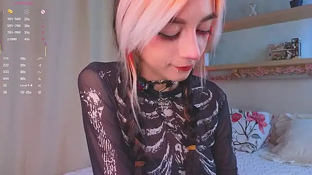 Snapshot of TristaRoht chatting on 09.19.25 TristaRoht online show from 09.19.25