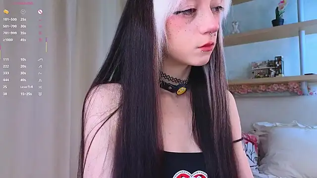 Snapshot of TristaRoht chatting on 10.04.25 TristaRoht online show from 10.04.25