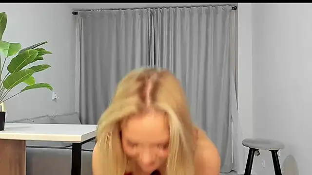 Snapshot of sarahphyllis chatting on 10.03.25 sarahphyllis online show from 10.03.25