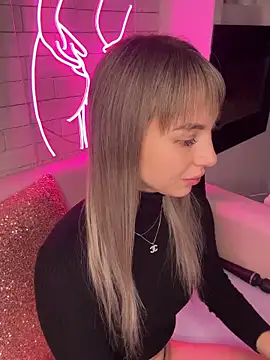 Snapshot of MiaMinx chatting on 12.27.24 MiaMinx online show from 12.27.24