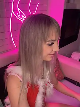 Snapshot of MiaMinx chatting on 12.30.24 MiaMinx online show from 12.30.24