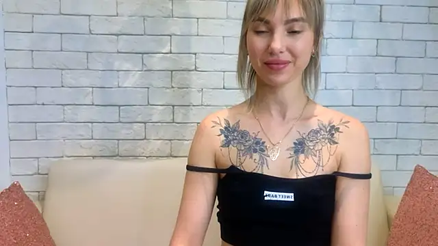 Snapshot of MiaMinx chatting on 01.31.25 MiaMinx online show from 01.31.25