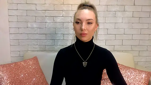 Snapshot of MiaMinx chatting on 02.04.25 MiaMinx online show from 02.04.25