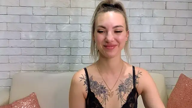 Snapshot of MiaMinx chatting on 02.06.25 MiaMinx online show from 02.06.25